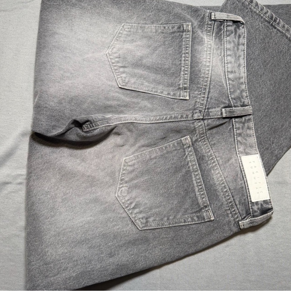 PacSun Women’s Slim Straight Jeans in Washed Gray!